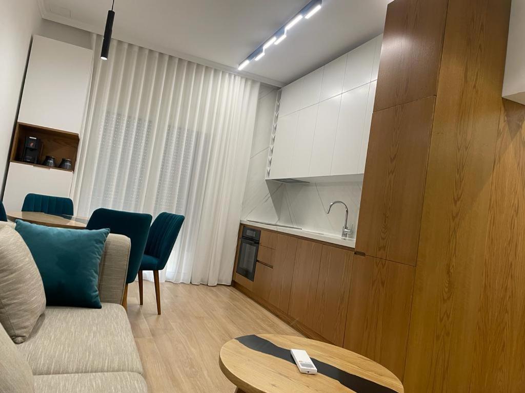 City Center Apartment Kafe Flora Tirana Esterno foto