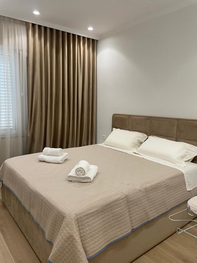 City Center Apartment Kafe Flora Tirana Esterno foto